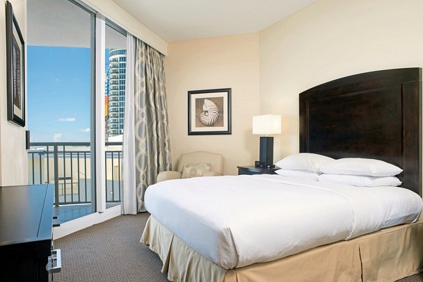 Doubletree Ocean Point Resort & Spa - Wohnbeispiel One Bedroom Suite, One King Bed, Partial Ocea
