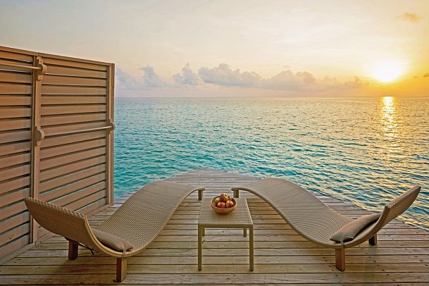 Centara Ras Fushi Resort & Spa Maldives - Beispiel Terrasse Sunset Overwater Villa (Zimmercodierung VX2)