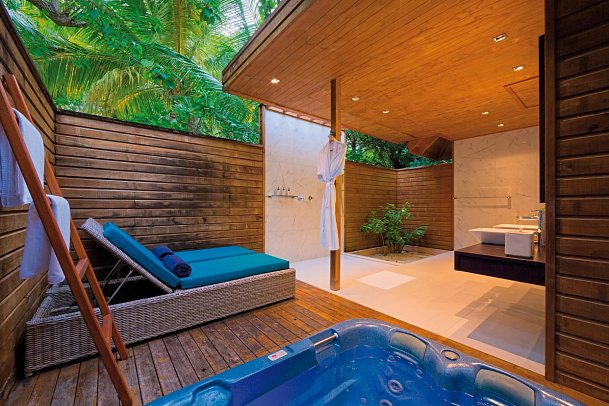 Veligandu Maldives Resort Island - Beispiel Bad Jacuzzi Beach Villa (Zimmercodierungen VB2, VB3 & VB7)