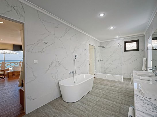 Angaga Island Resort & Spa - Beispiel Bad Premium Water Bungalow (Zimmercodierung BX3)