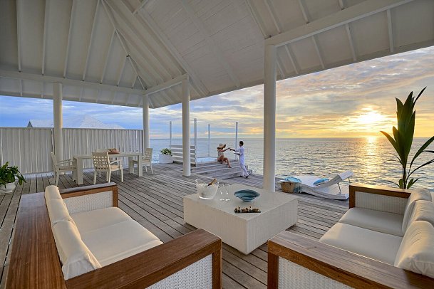 Diamonds Thudufushi - Beispiel Terrasse Jacuzzi Water Villa (Zimmercodierung VX2)