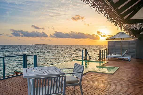 Noku Maldives - Beispiel Sonnendeck Water Villa with Pool (Zimmercodierungen VX2, VV3, VX3 & VV5)