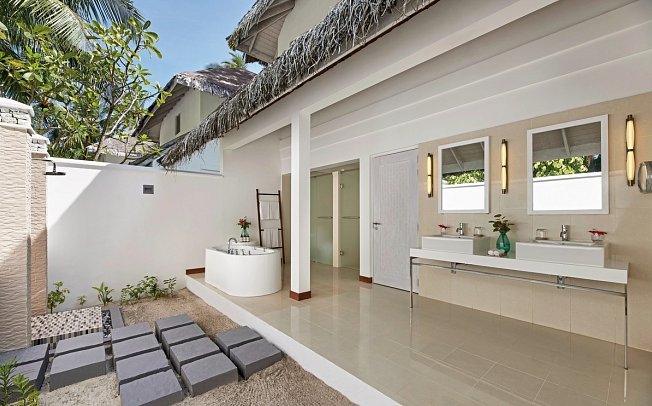 NH Maldives Kuda Rah Resort - Beispiel Bad Duplex Beach Villa with Private Pool (Zimmercodierungen VB3 & VV4)