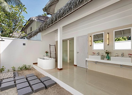 NH Maldives Kuda Rah Resort - Beispiel Bad Duplex Beach Villa with Private Pool (Zimmercodierungen VB3 & VV4)