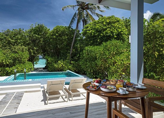 Ifuru Island Maldives - Wohnbeispiel Sunset Beach Villa with Pool (Zimmercodierungen VBR & VB8)