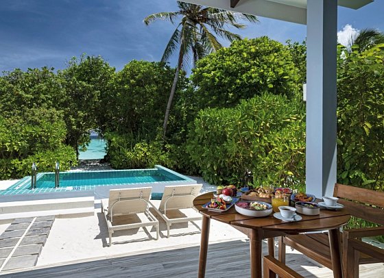 Ifuru Island Maldives - Wohnbeispiel Sunset Beach Villa with Pool (Zimmercodierungen VBR & VB8)