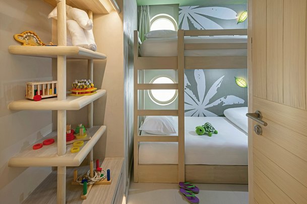 Centara Mirage Lagoon Maldives - Wohnbeispiel Mirage Rooms mit Etagenbett (Zimmercodierungen UB1, UB7, UB2, UB8, UB3 & UB9)