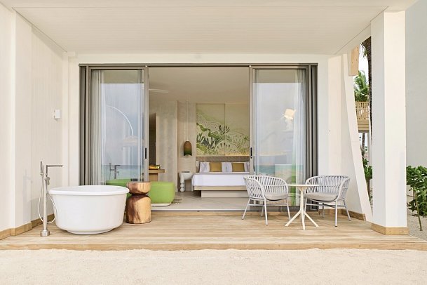 Centara Mirage Lagoon Maldives - Wohnbeispiel Mirage Beachfront Room (Zimmercodierungen UB2 & UB8)