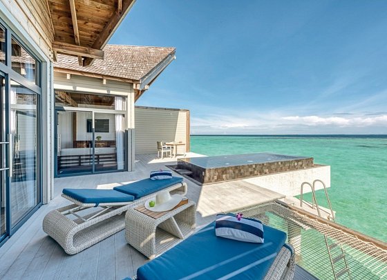 Kuredhivaru Resort and Spa Maldives - Wohnbeispiel Overwater Pool Villa (Zimmercodierungen VX1, VX2 & VX3)