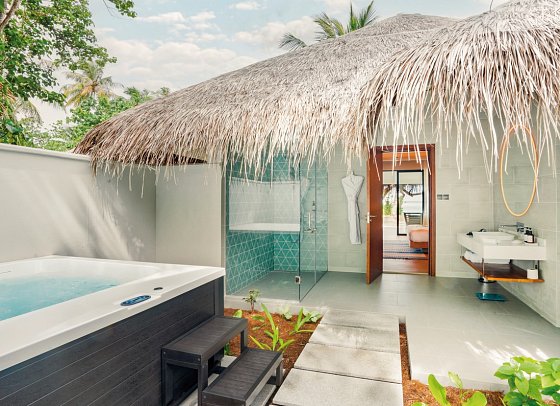 Nova Maldives - Beispiel Bad Sunset Beach Villa with Jacuzzi (Zimmercodierungen VB3 & FB2)