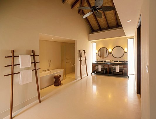 The Residence Maldives at Dhigurah - Beispiel Bad Water Pool Villa (Zimmercodierungen VX1 & VX2)