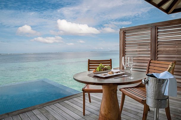 The Residence Maldives at Dhigurah - Beispiel Sonnendeck Water Pool Villa (Zimmercodierungen VX1 & VX2)