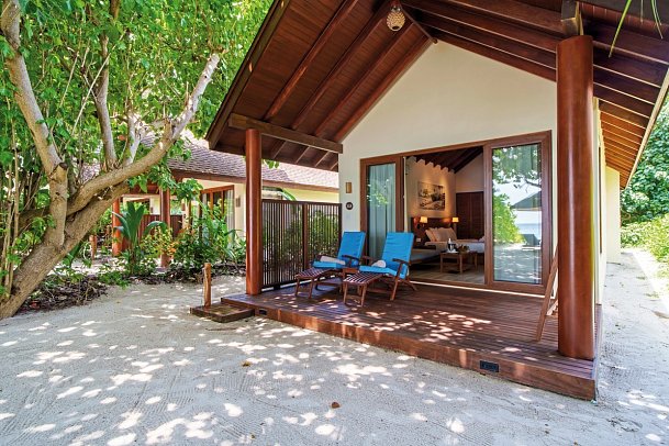 Reethi Faru Resort - Beispiel Terrasse Deluxe Beach Villa (Zimmercodierungen VB1 & VB7)