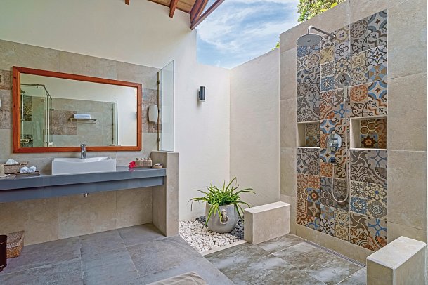 Reethi Faru Resort - Beispiel Bad Deluxe Beach Villa (Zimmercodierungen VB1 & VB7)