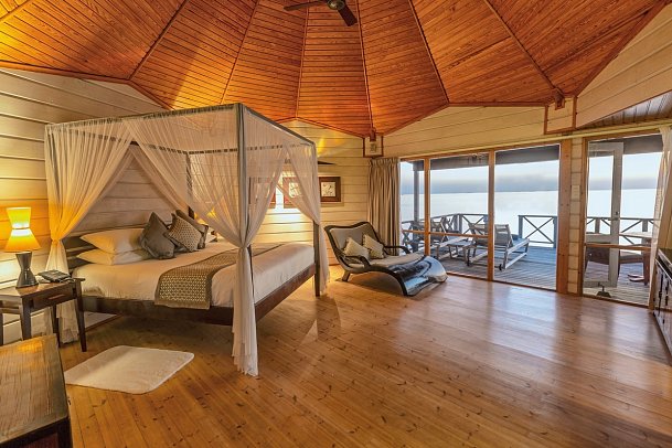 Komandoo Island Resort & Spa - Wohnbeispiel Ocean Jacuzzi Water Villa (Zimmercodierung VX2)