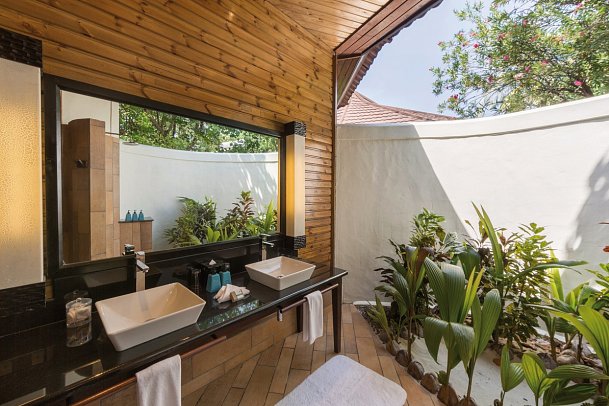 Komandoo Island Resort & Spa - Beispiel Bad Beach Villa (Zimmercodierungen VB1, VB7, UD1 & VD1)