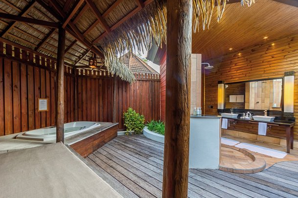 Komandoo Island Resort & Spa - Beispiel Bad Jacuzzi Beach Villa (Zimmercodierungen VB2, VB8, UD2 & VD2)
