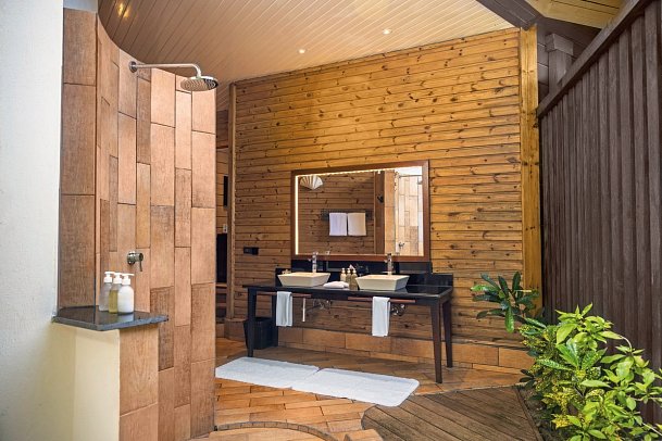 Komandoo Island Resort & Spa - Beispiel Bad Jacuzzi Beach Villa & Premium Jacuzzi Beach Villa (Zimmercodierungen VB2, VB8, UD2, VD2, VB3, VB9, UD3 & VD3)