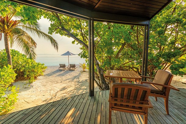 Komandoo Island Resort & Spa - Beispiel Terrasse Jacuzzi Beach Villa (Zimmercodierungen VB2, VB8, UD2 & VD2)