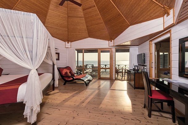 Komandoo Island Resort & Spa - Wohnbeispiel Jacuzzi Water Villa (Zimmercodierungen VX1, VX8, UD4 & VD4)