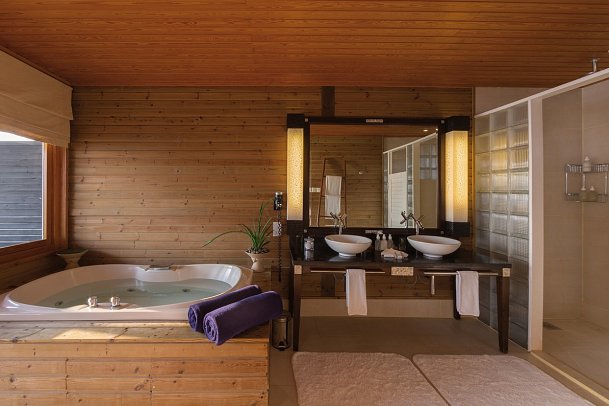 Komandoo Island Resort & Spa - Beispiel Bad Jacuzzi Water Villa (Zimmercodierungen VX1, VX8, UD4 & VD4)