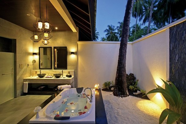 Atmosphere Kanifushi Maldives - Beispiel Bad Sunset Beach Villa (Zimmercodierung VB1)