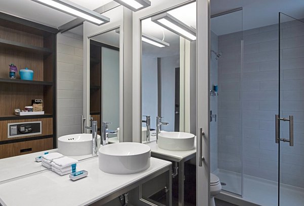 Aloft New Orleans Downtown - Wohnbeispiel Badezimmer (Zimmercodierungen UG2 & UG4)