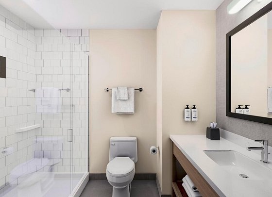 Garner Hotel North Bergen - NYC Gateway by IHG - Beispiel Bad (Modellbild)