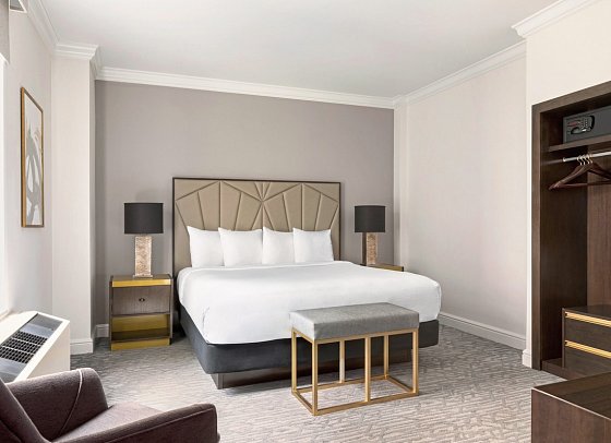 Martinique New York on Broadway, Curio Collection by Hilton - Wohnbeispiel Standard Room, 1 Room - 1 King Bed (Zimmercodierung UG3)