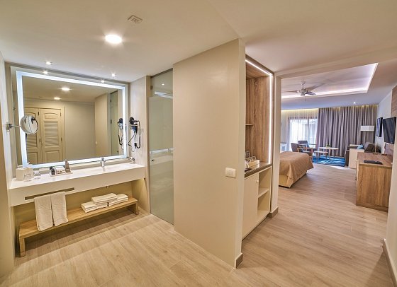 Bahia Principe Escape Ambar - Beispiel Bad Juniorsuite Deluxe (Zimmercodierungen JD1, JD2, J1Q & JBQ)