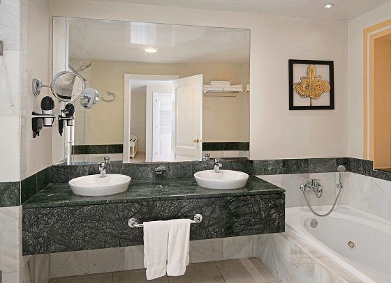 Bahia Principe Escape Bouganville - Beispiel Bad Junior Suite (Zimmercodierungen JD1, JDP & JDM)