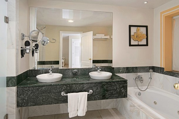 Bahia Principe Luxury Bouganville - Beispiel Bad Junior Suite (Zimmercodierungen JD1, JDP & JDM)