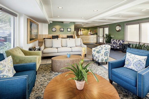 Sandpiper Lodge - Lobby