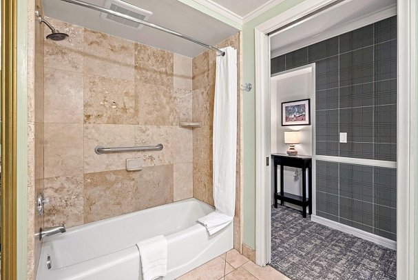 Apple Farm - Wohnbeispiel Badezimmer Main Inn King Specialty (Zimmercodierung UG2)