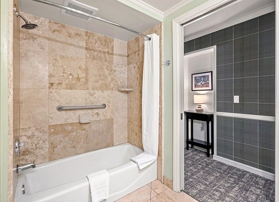 Apple Farm - Wohnbeispiel Badezimmer Main Inn King Specialty (Zimmercodierung UG2)