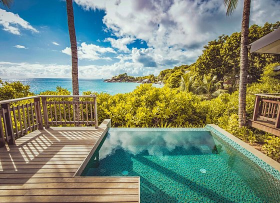 Carana Beach Hotel - Wohnbeispiel Oceanview Pool Chalet (Zimmercodierungen UGM, UH1 & DG8)