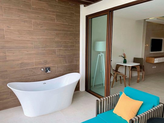 Azura Beach Resort - Wohnbeispiel Junior Suite Ocean View with Tub (Zimmercodierung J1M)