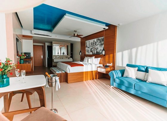 Azura Beach Resort - Wohnbeispiel Junior Suite Ocean Front Swim Out (Zimmercodierung JBO)