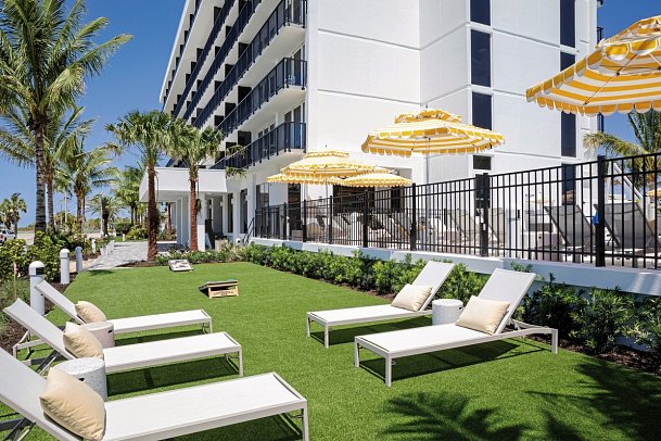 Cirque St. Armands Beachside