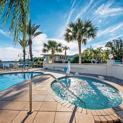 Paddletail Waterfront Lodge