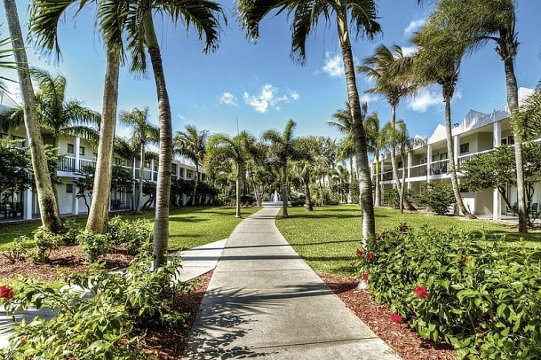 Beachcomber Beach Resort - Courtyard