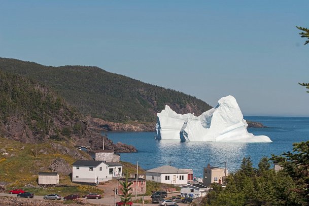 Naturwunder Nordatlantik - Wo Eisberge Geschichten erzählen - Eisberg vor Küste