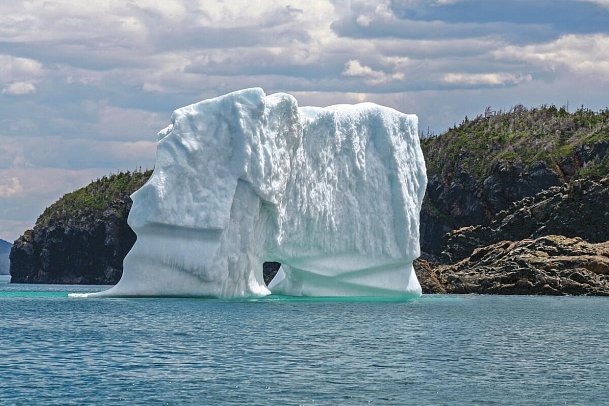 Naturwunder Nordatlantik - Wo Eisberge Geschichten erzählen - Eisberg vor Küste