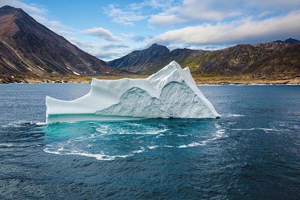 Naturwunder Nordatlantik - Wo Eisberge Geschichten erzählen - Eisberg vor Küste
