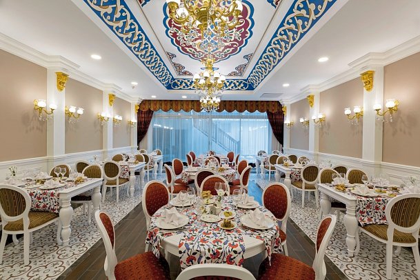 Side Royal Palace