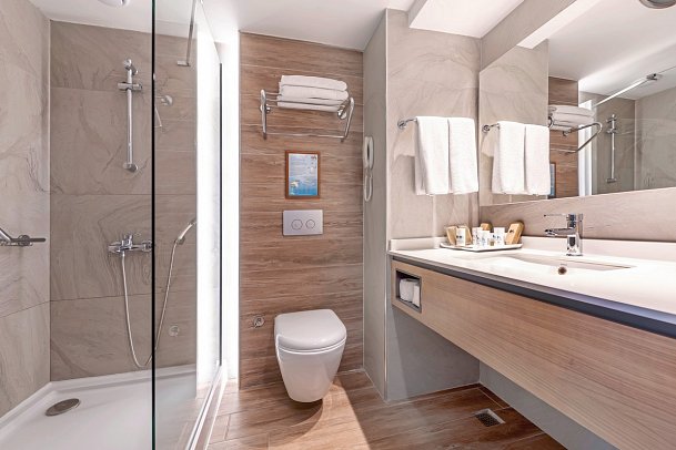 Meryan - Beispiel Bad Doppelzimmer seitl. Meerblick (Zimmercodierungen DBN, DCN & DE1)