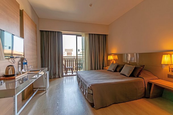 Calimera Serra Palace - Wohnbeispiel Familienzimmer Landblick (Zimmercodierung FBL)