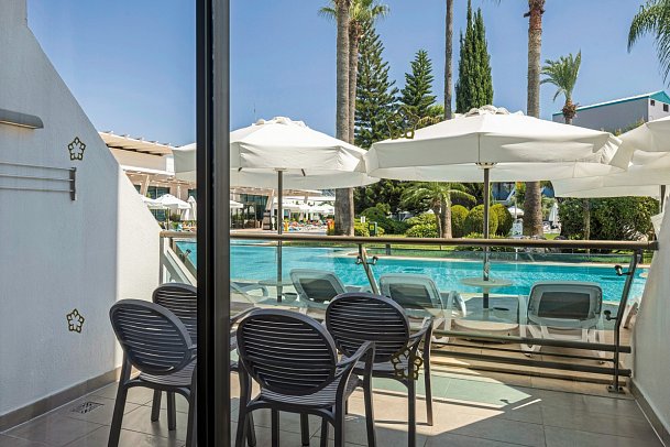 Side Star Elegance - Beispiel Balkon Familienzimmer Poolblick (Zimmercodierung FBP)