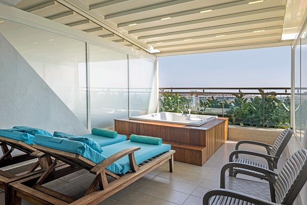 Side Star Elegance - Beispiel Deluxe Terasse Jacuzzi (Zimmercodierung DDC)