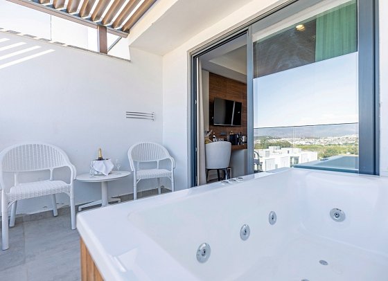 Side Moon Palace Hotel - Wohnbeispiel Familienzimmer Landseite Jacuzzi (Zimmercodierung FBL)